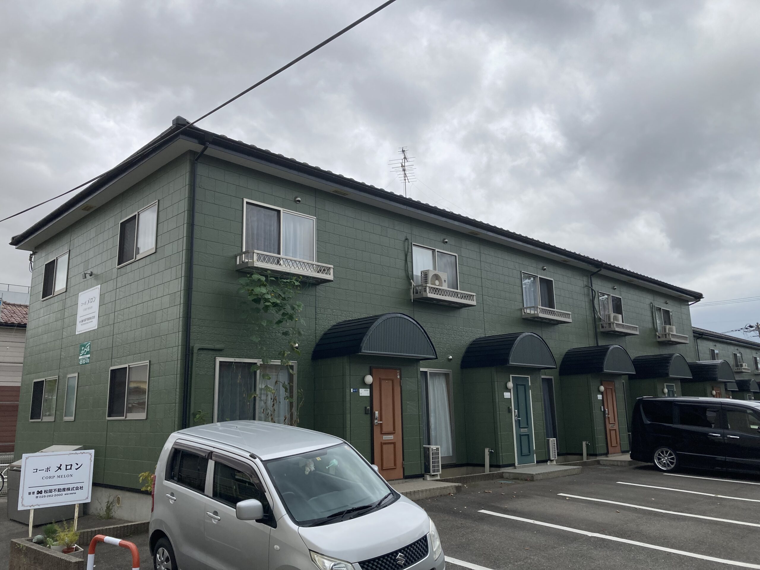 新潟県新潟市　Mアパート外壁塗装　玄関カバーリング工事